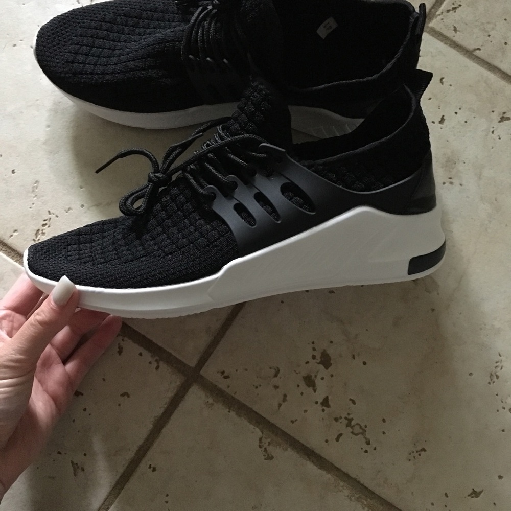 Leisure black tennis shoes